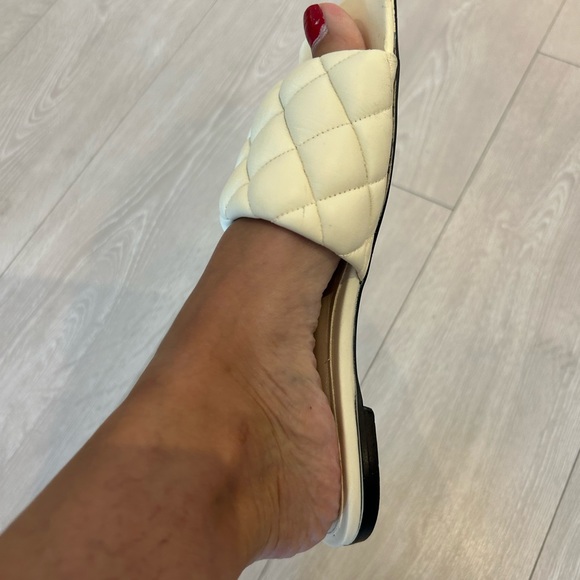 Bottega Veneta Authentic slipper in off white. Retail Price is 1200$ - Picture 4 of 9